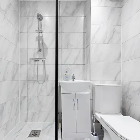 Newly Renovated Kensington 2 Bedroom Apartment With Balcony Near Harrods Sleeps 6, 2 Min Walk From Station London Exterior photo