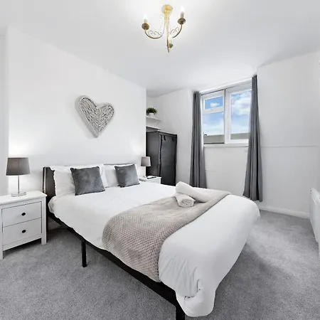 Newly Renovated Kensington 2 Bedroom Apartment With Balcony Near Harrods Sleeps 6, 2 Min Walk From Station London Exterior photo