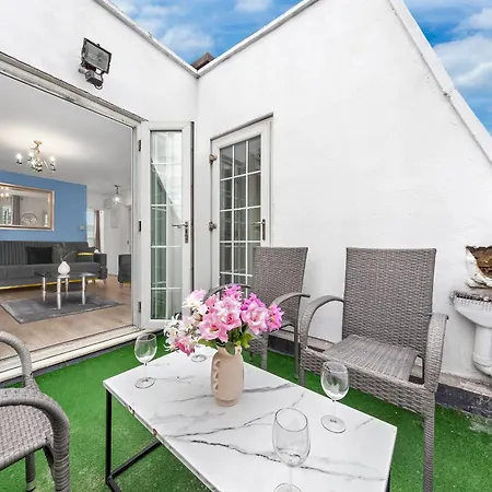 Newly Renovated Kensington 2 Bedroom Apartment With Balcony Near Harrods Sleeps 6, 2 Min Walk From Station London Exterior photo