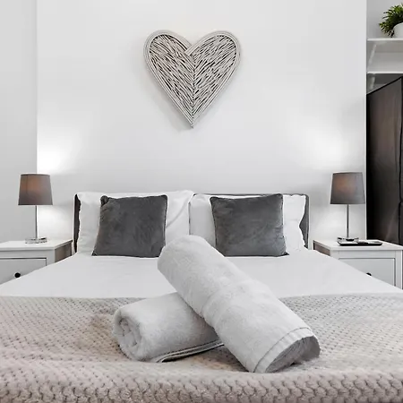 Newly Renovated Kensington 2 Bedroom Apartment With Balcony Near Harrods Sleeps 6, 2 Min Walk From Station London Exterior photo