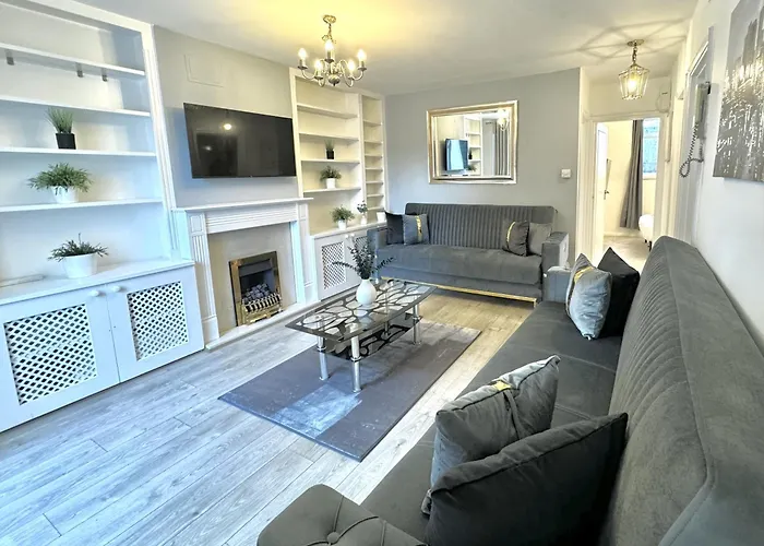 Newly Renovated Kensington 2 Bedroom Apartment With Balcony Near Harrods Sleeps 6, 2 Min Walk From Station