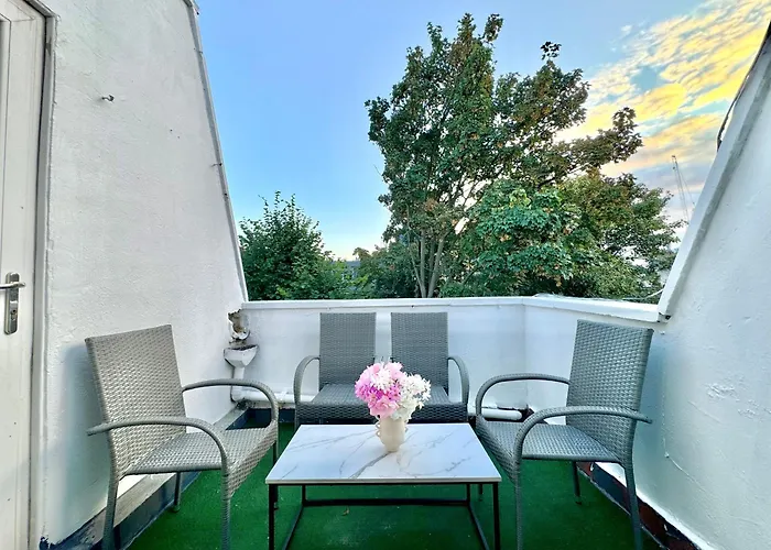 Newly Renovated Kensington 2 Bedroom Apartment With Balcony Near Harrods Sleeps 6, 2 Min Walk From Station