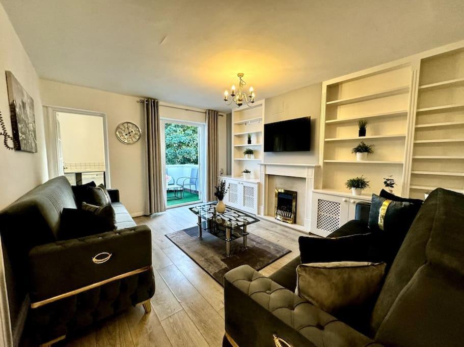 Newly Renovated Kensington 2 Bedroom With Balcony Near Harrods Sleeps 6, 2 Min Walk From Station Apartment London