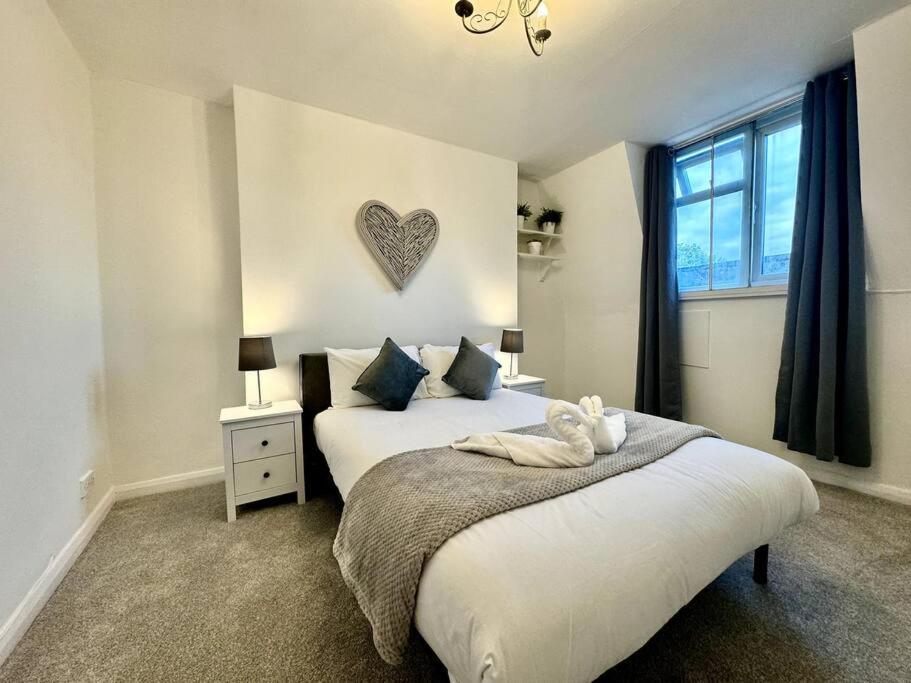 Newly Renovated Kensington 2 Bedroom With Balcony Near Harrods Sleeps 6, 2 Min Walk From Station