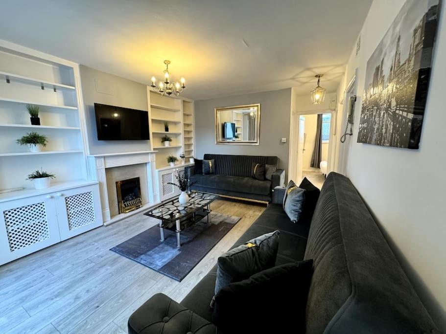 Newly Renovated Kensington 2 Bedroom With Balcony Near Harrods Sleeps 6, 2 Min Walk From Station Apartment *