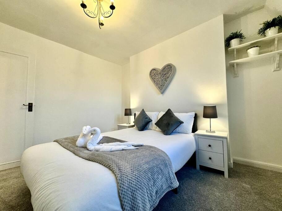 Newly Renovated Kensington 2 Bedroom With Balcony Near Harrods Sleeps 6, 2 Min Walk From Station *