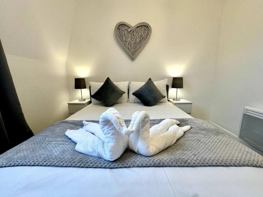 Newly Renovated Kensington 2 Bedroom With Balcony Near Harrods Sleeps 6, 2 Min Walk From Station Apartment London