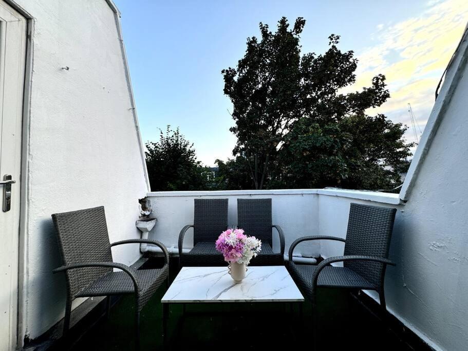 Newly Renovated Kensington 2 Bedroom With Balcony Near Harrods Sleeps 6, 2 Min Walk From Station *