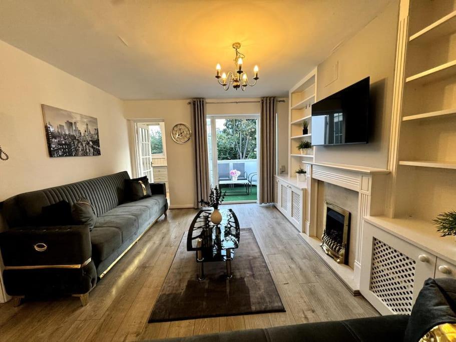 Newly Renovated Kensington 2 Bedroom With Balcony Near Harrods Sleeps 6, 2 Min Walk From Station Apartment *