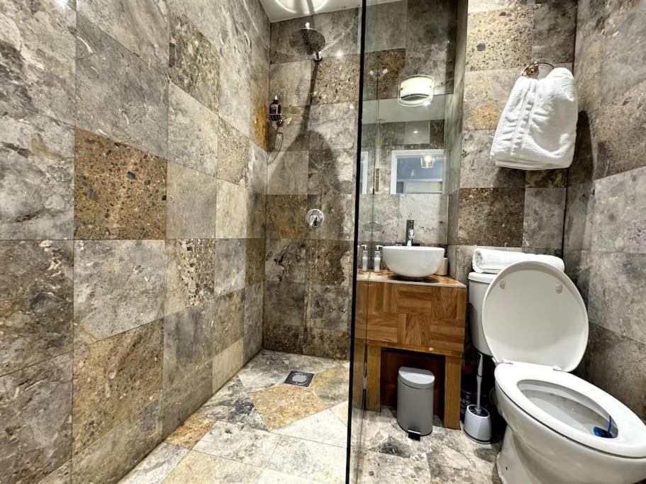 Newly Renovated Kensington 2 Bedroom With Balcony Near Harrods Sleeps 6, 2 Min Walk From Station Apartment London