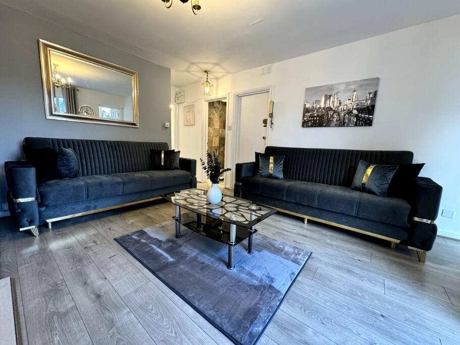 Apartment Newly Renovated Kensington 2 Bedroom With Balcony Near Harrods Sleeps 6, 2 Min Walk From Station London