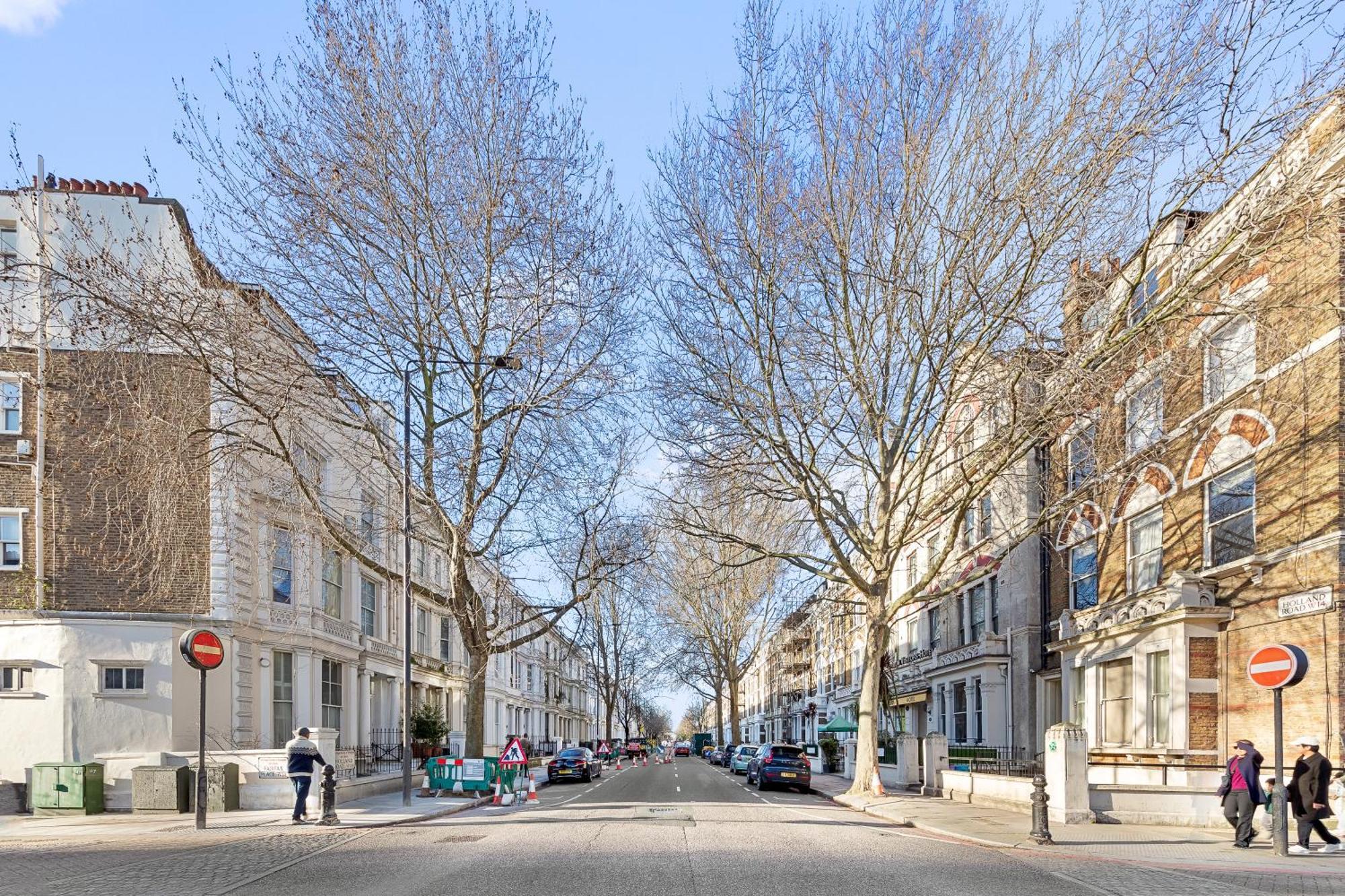 Newly Renovated Kensington 2 Bedroom With Balcony Near Harrods Sleeps 6, 2 Min Walk From Station Apartment