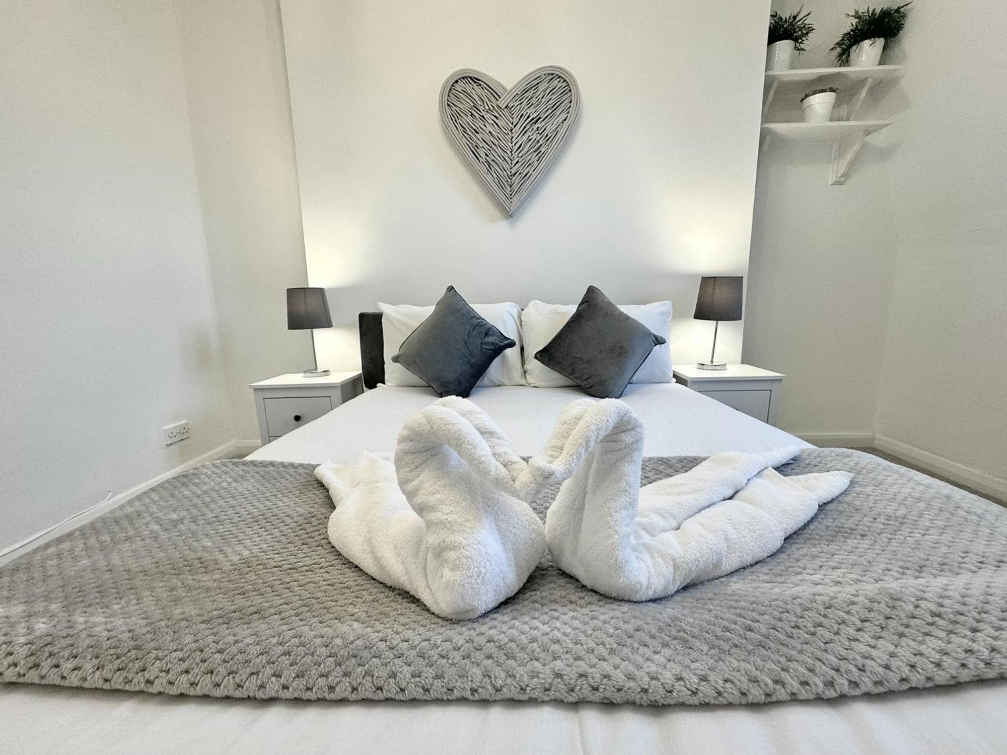 Newly Renovated Kensington 2 Bedroom With Balcony Near Harrods Sleeps 6, 2 Min Walk From Station * London