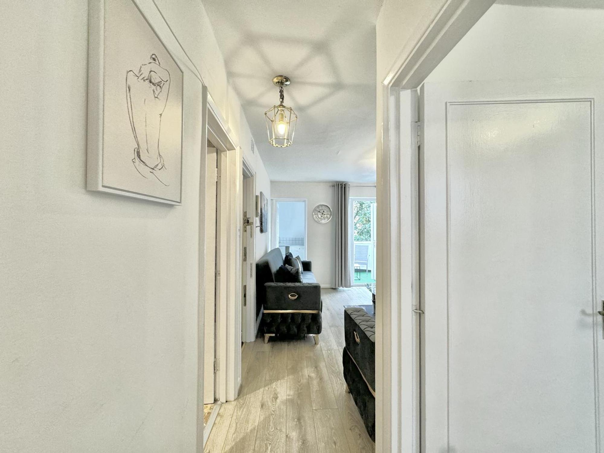 Newly Renovated Kensington 2 Bedroom With Balcony Near Harrods Sleeps 6, 2 Min Walk From Station
