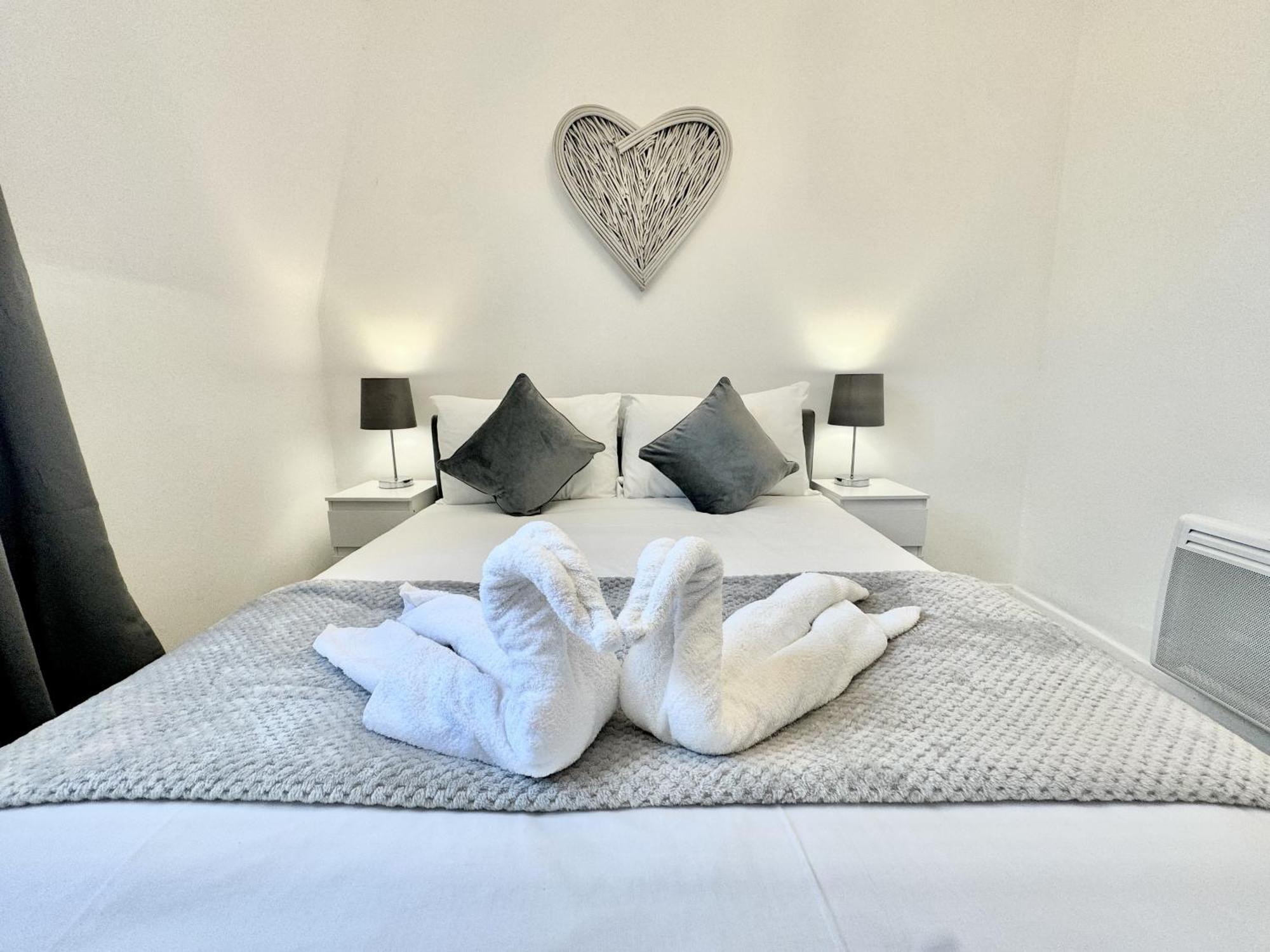 Apartment Newly Renovated Kensington 2 Bedroom With Balcony Near Harrods Sleeps 6, 2 Min Walk From Station London