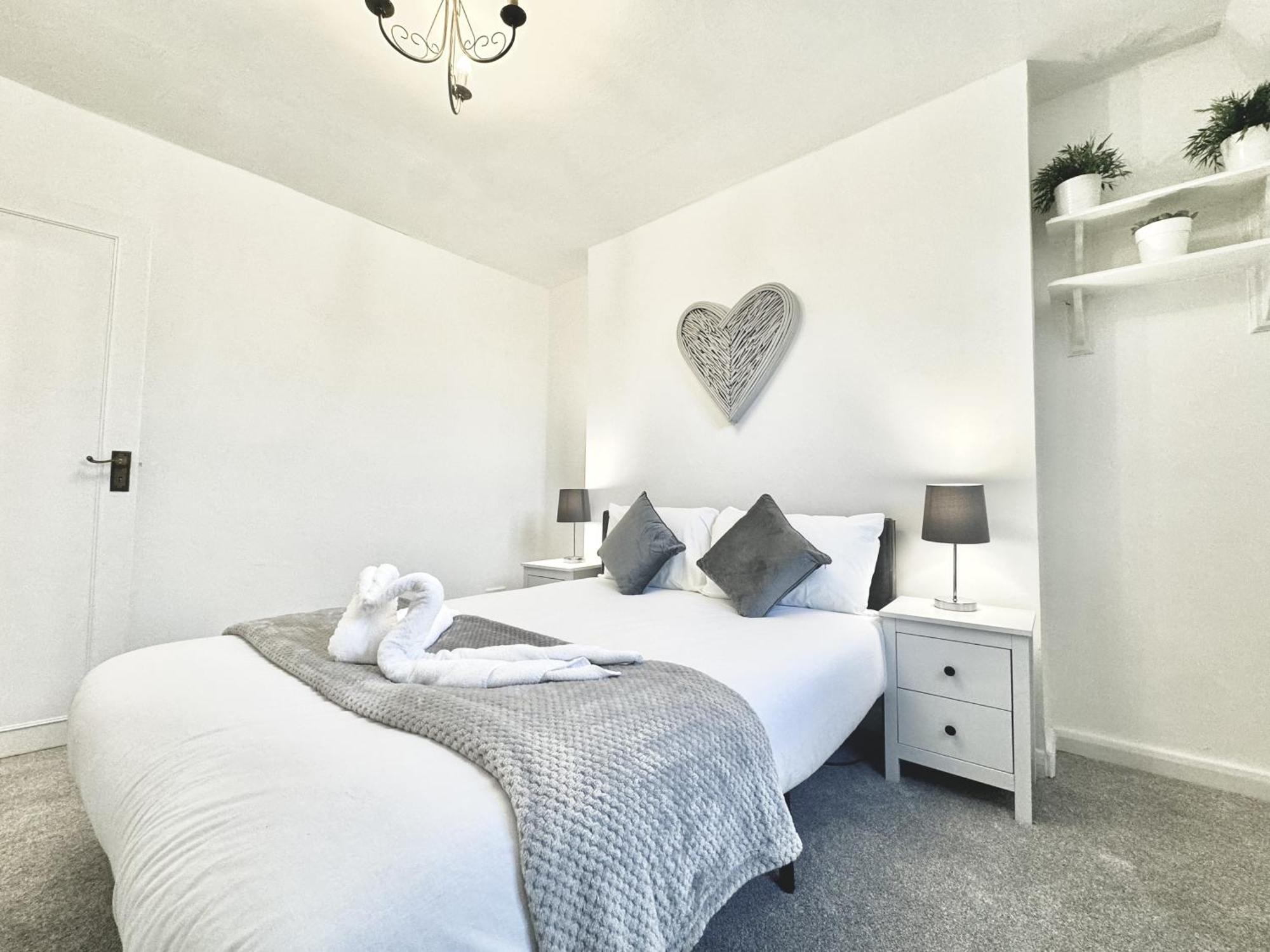 Newly Renovated Kensington 2 Bedroom With Balcony Near Harrods Sleeps 6, 2 Min Walk From Station Apartment London