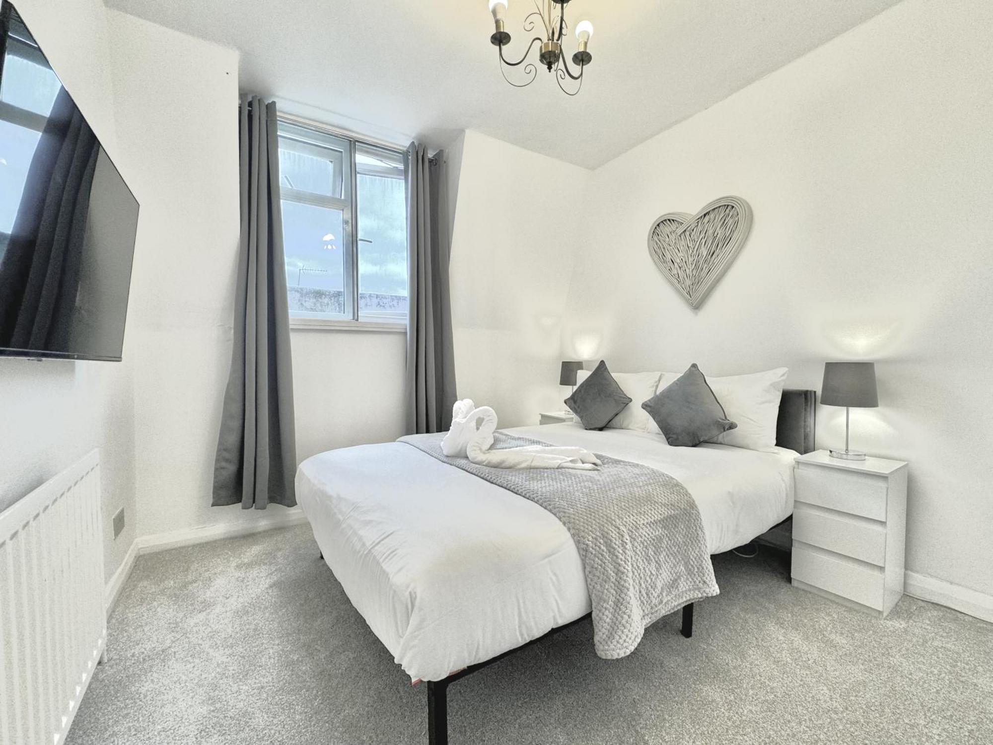 Newly Renovated Kensington 2 Bedroom With Balcony Near Harrods Sleeps 6, 2 Min Walk From Station London