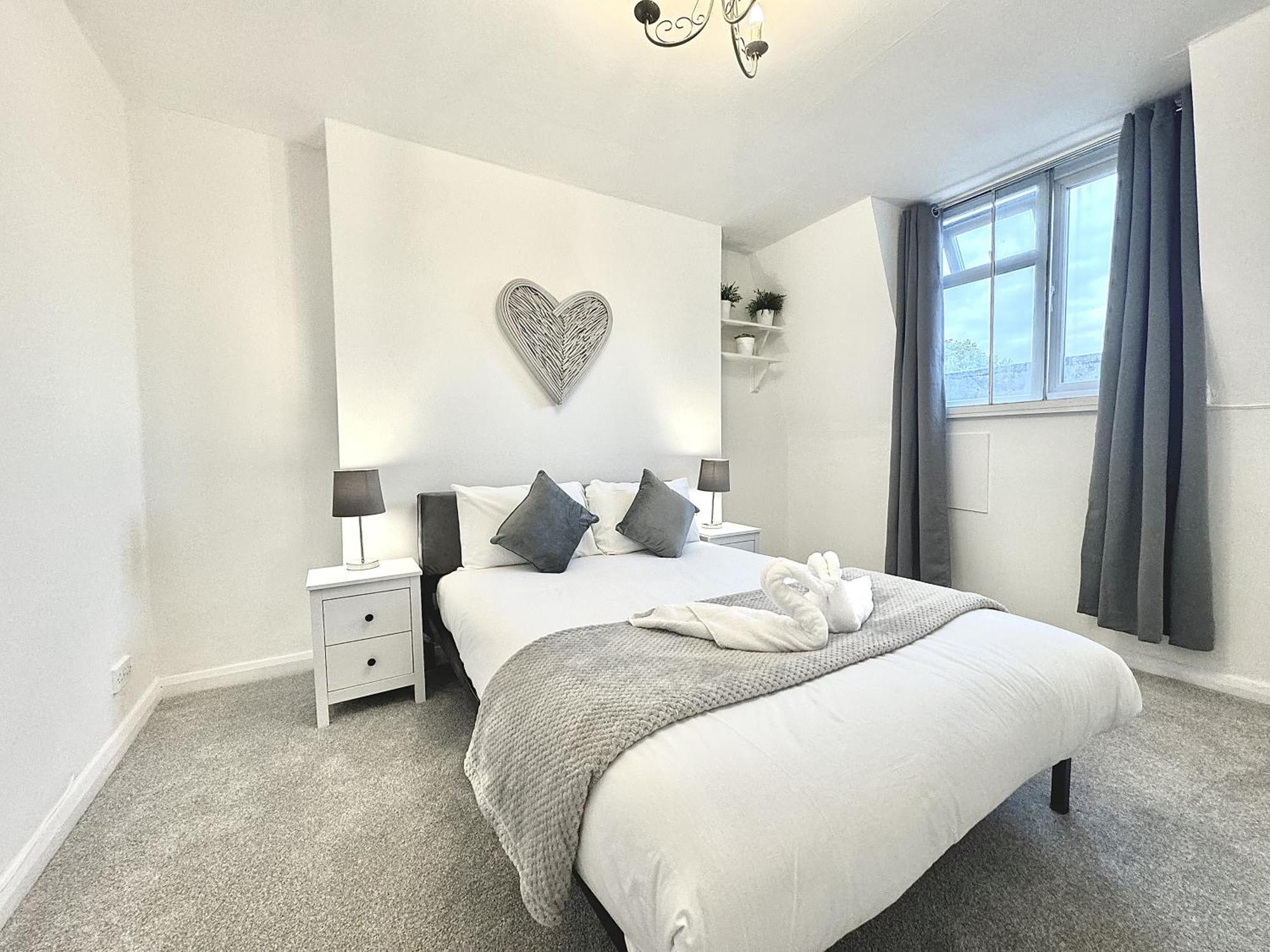 Newly Renovated Kensington 2 Bedroom With Balcony Near Harrods Sleeps 6, 2 Min Walk From Station Apartment *