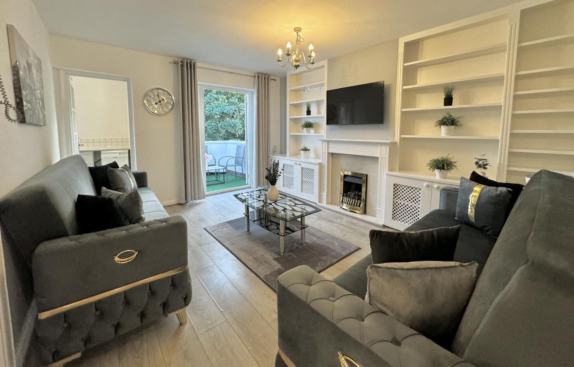 Apartment Newly Renovated Kensington 2 Bedroom With Balcony Near Harrods Sleeps 6, 2 Min Walk From Station *