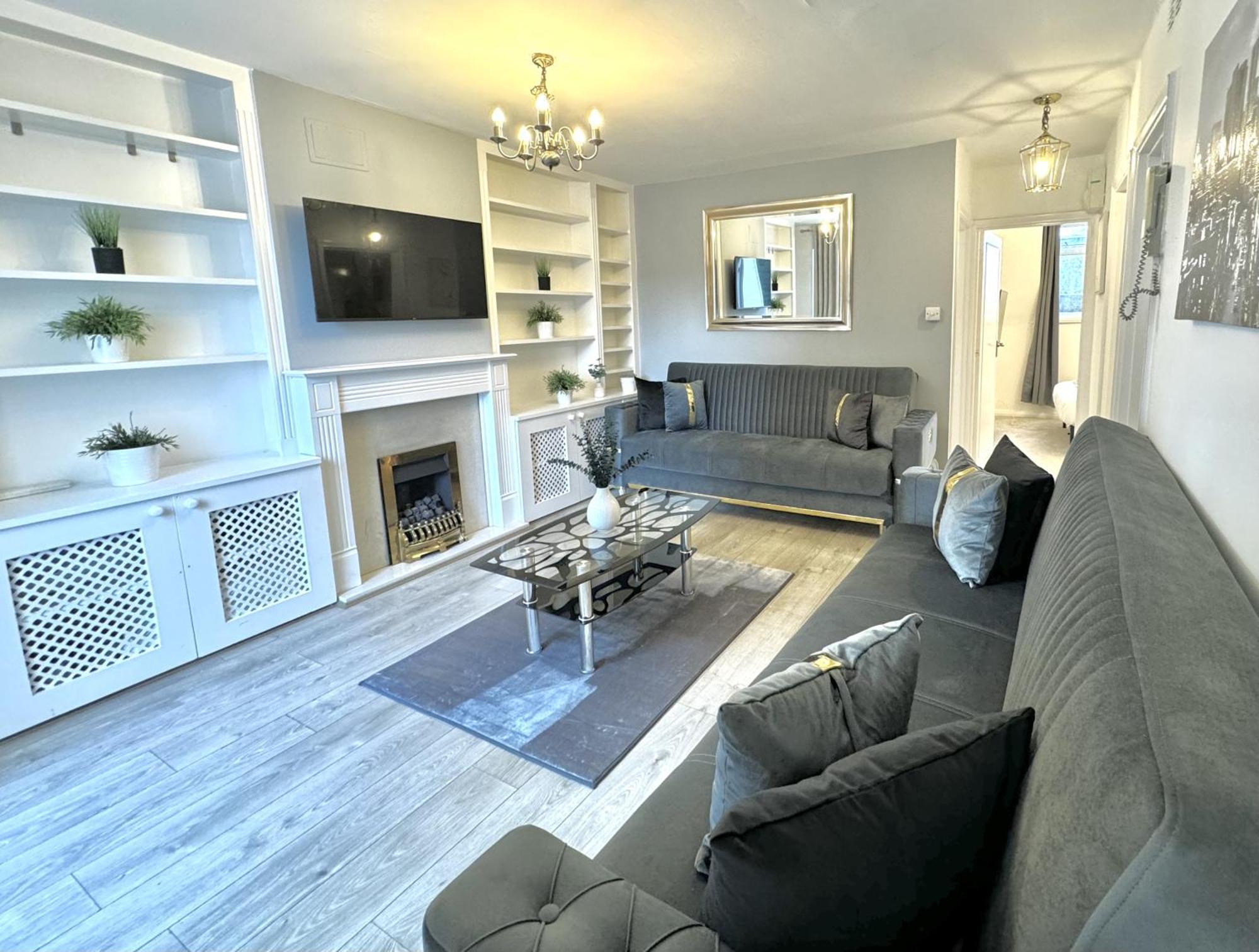 Newly Renovated Kensington 2 Bedroom With Balcony Near Harrods Sleeps 6, 2 Min Walk From Station Apartment *