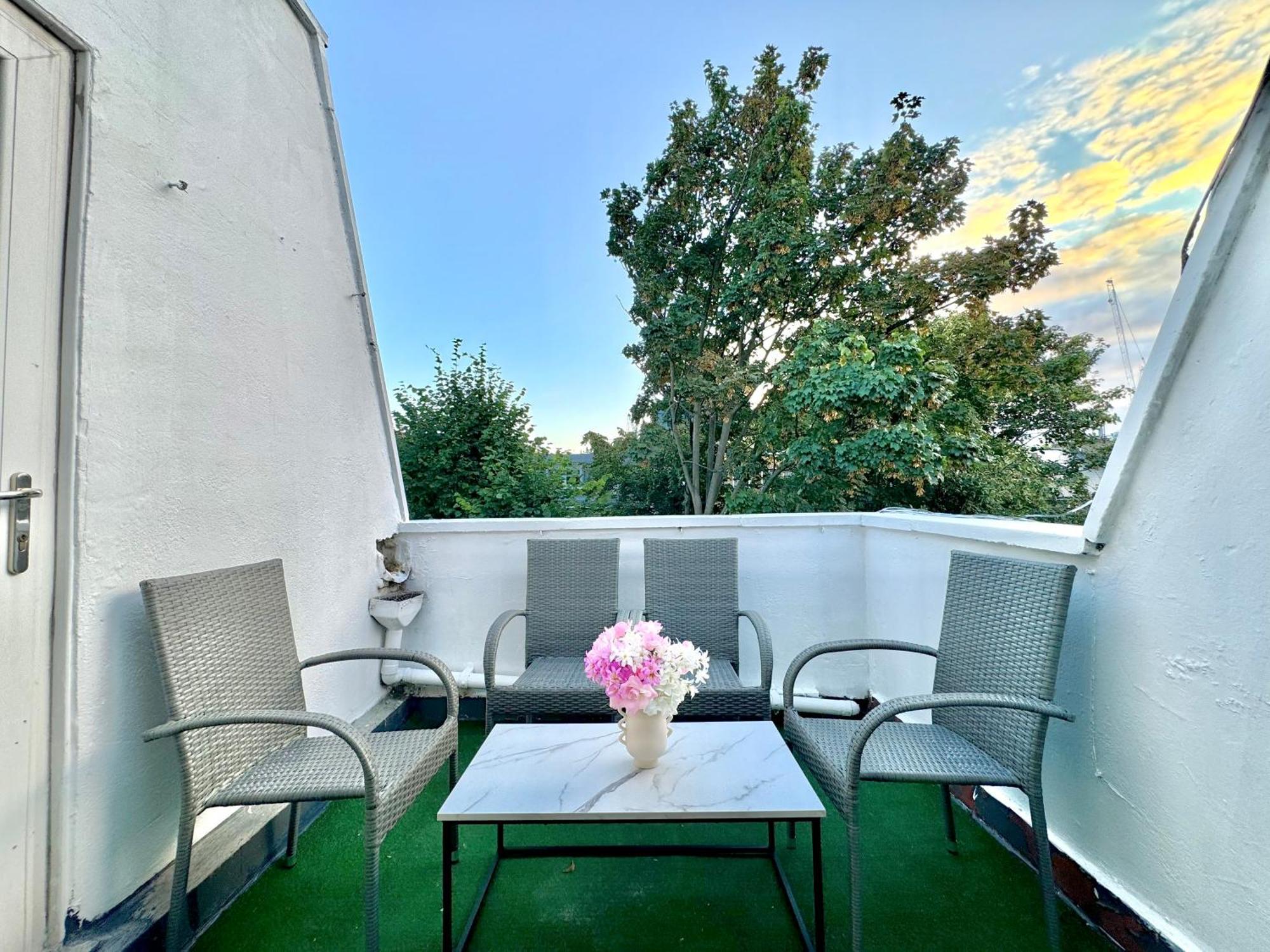 Apartment Newly Renovated Kensington 2 Bedroom With Balcony Near Harrods Sleeps 6, 2 Min Walk From Station London