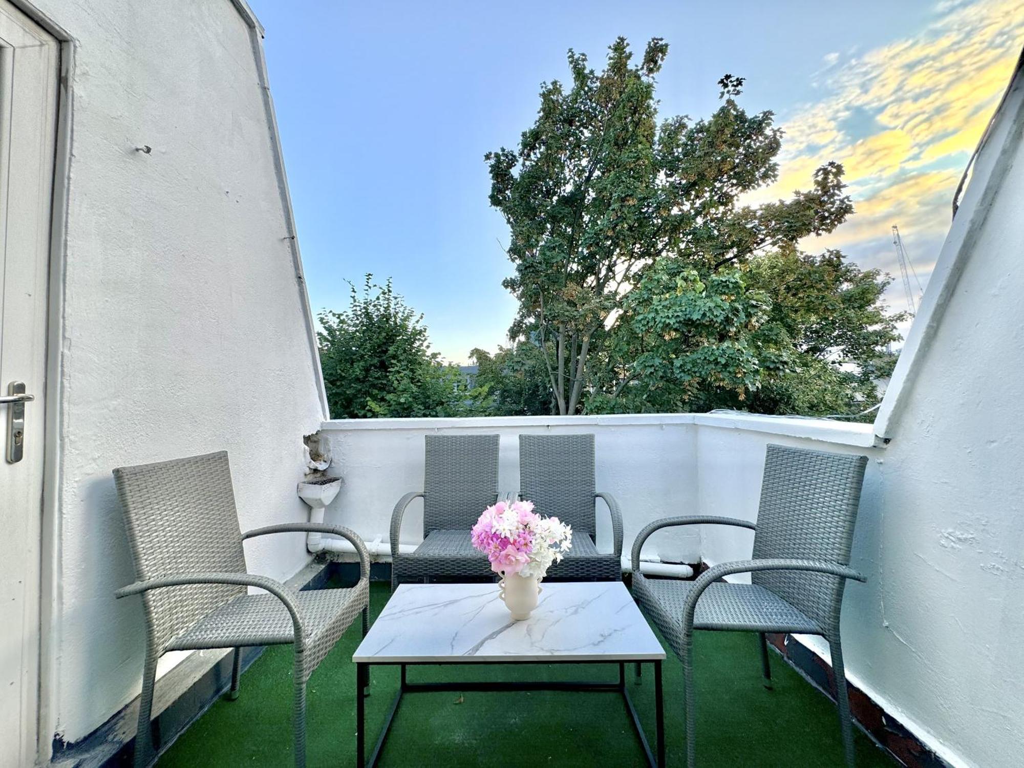 Apartment Newly Renovated Kensington 2 Bedroom With Balcony Near Harrods Sleeps 6, 2 Min Walk From Station London