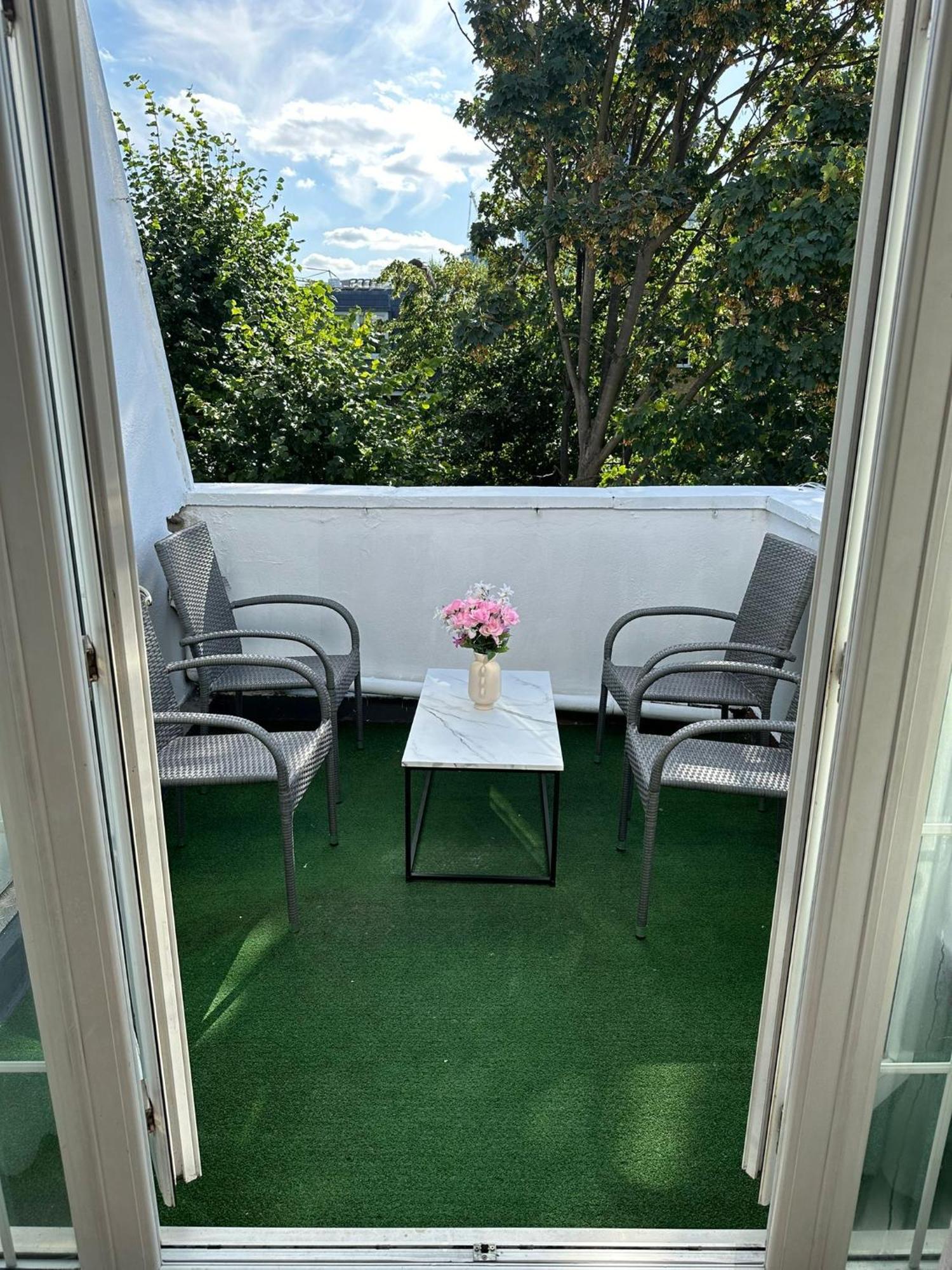 Newly Renovated Kensington 2 Bedroom With Balcony Near Harrods Sleeps 6, 2 Min Walk From Station Apartment *