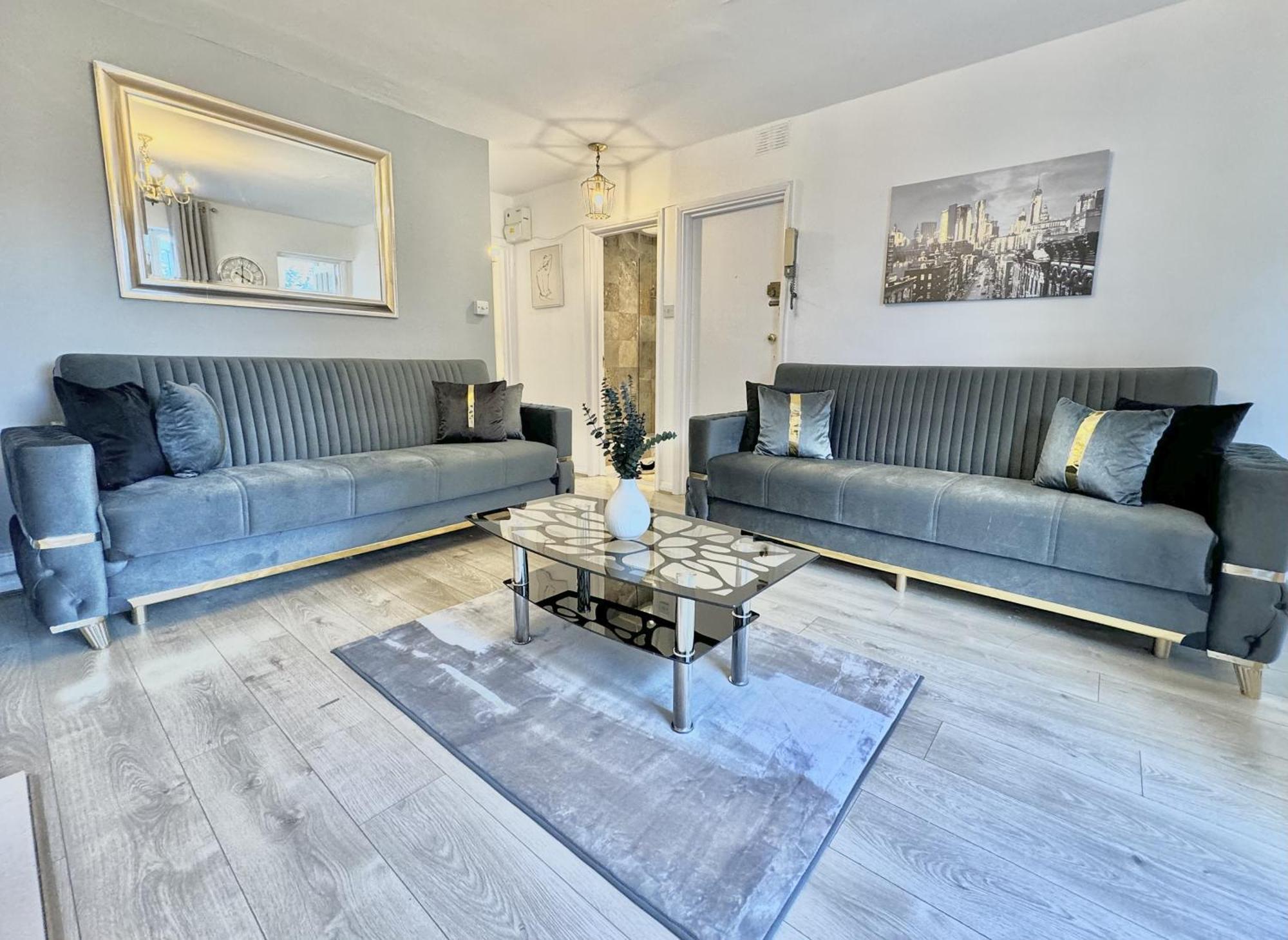 Newly Renovated Kensington 2 Bedroom With Balcony Near Harrods Sleeps 6, 2 Min Walk From Station Apartment London