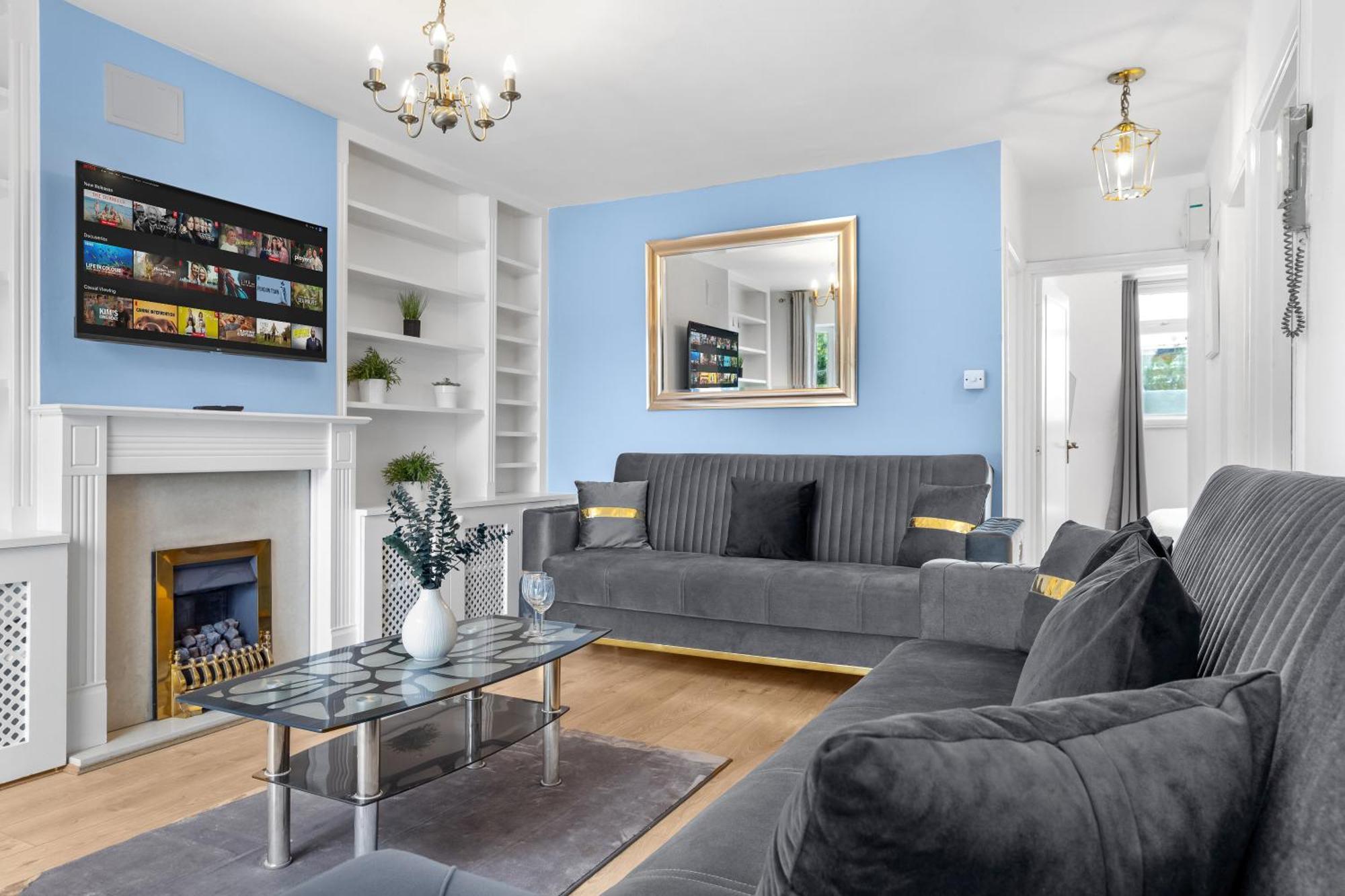 Newly Renovated Kensington 2 Bedroom With Balcony Near Harrods Sleeps 6, 2 Min Walk From Station Apartment