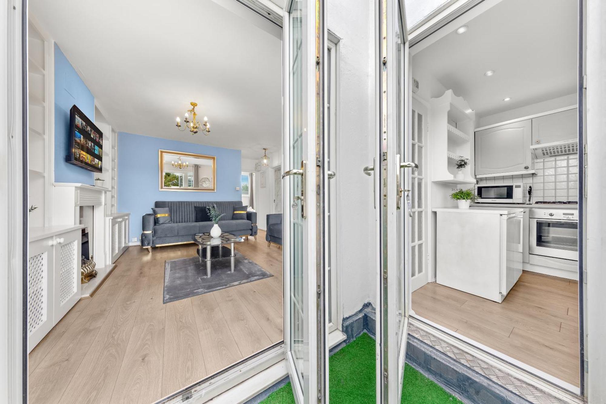 Newly Renovated Kensington 2 Bedroom With Balcony Near Harrods Sleeps 6, 2 Min Walk From Station *