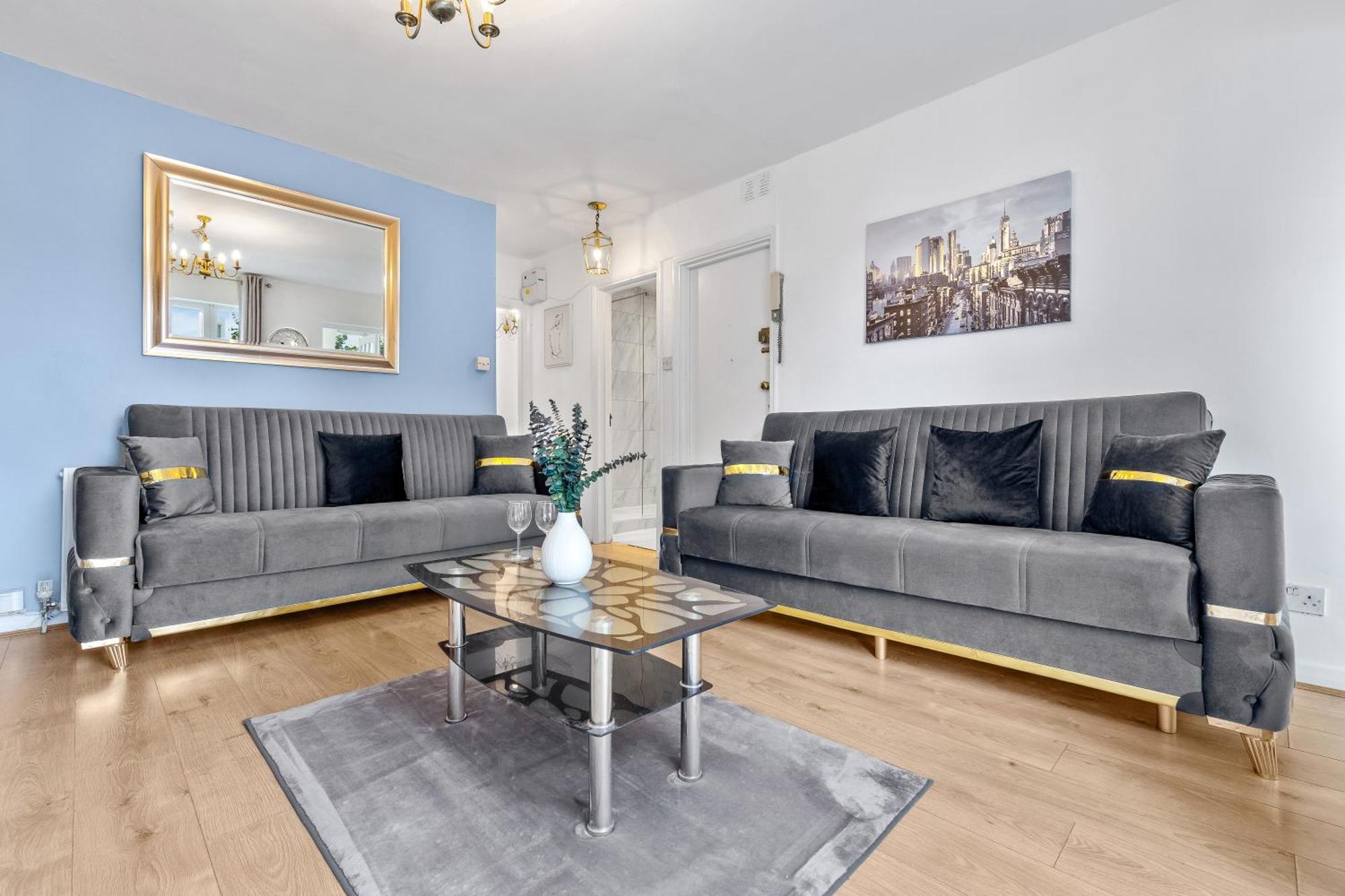 Apartment Newly Renovated Kensington 2 Bedroom With Balcony Near Harrods Sleeps 6, 2 Min Walk From Station