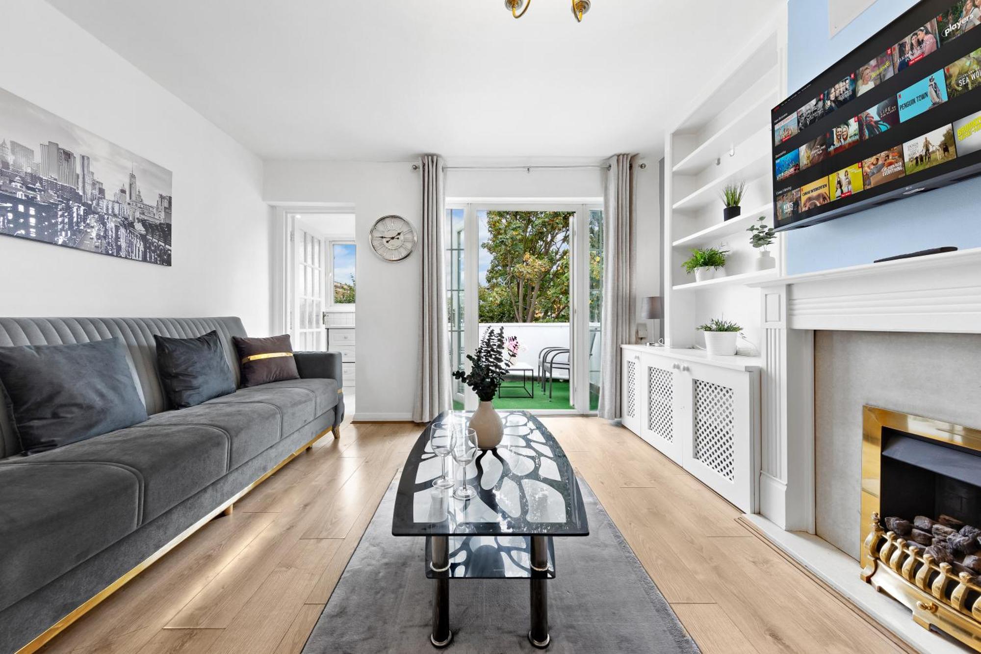Apartment Newly Renovated Kensington 2 Bedroom With Balcony Near Harrods Sleeps 6, 2 Min Walk From Station *