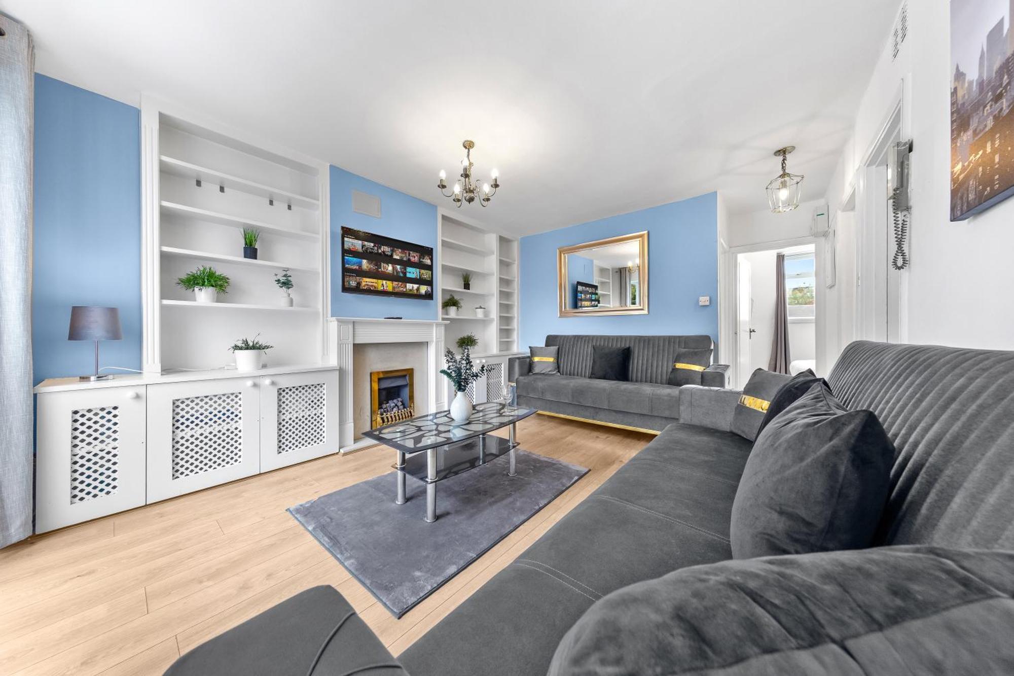 Apartment Newly Renovated Kensington 2 Bedroom With Balcony Near Harrods Sleeps 6, 2 Min Walk From Station London