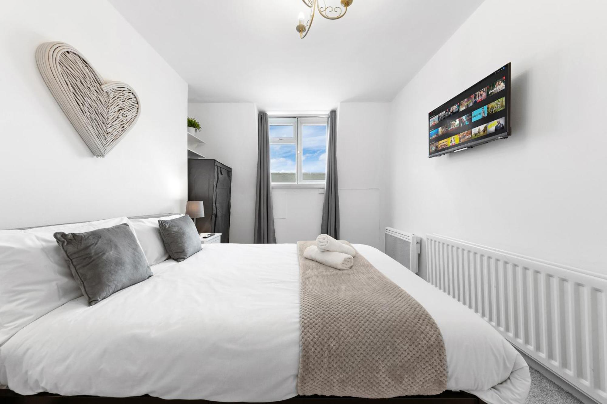 Newly Renovated Kensington 2 Bedroom With Balcony Near Harrods Sleeps 6, 2 Min Walk From Station London
