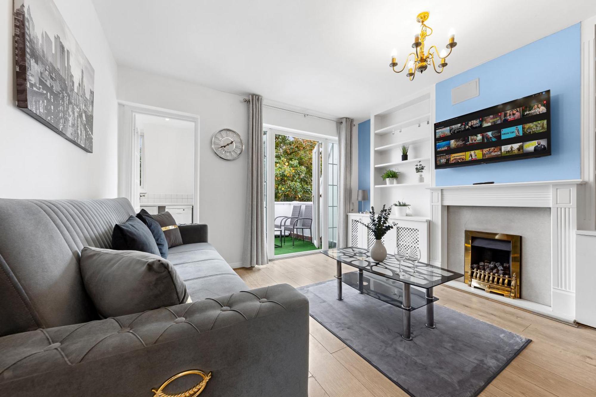 Newly Renovated Kensington 2 Bedroom With Balcony Near Harrods Sleeps 6, 2 Min Walk From Station
