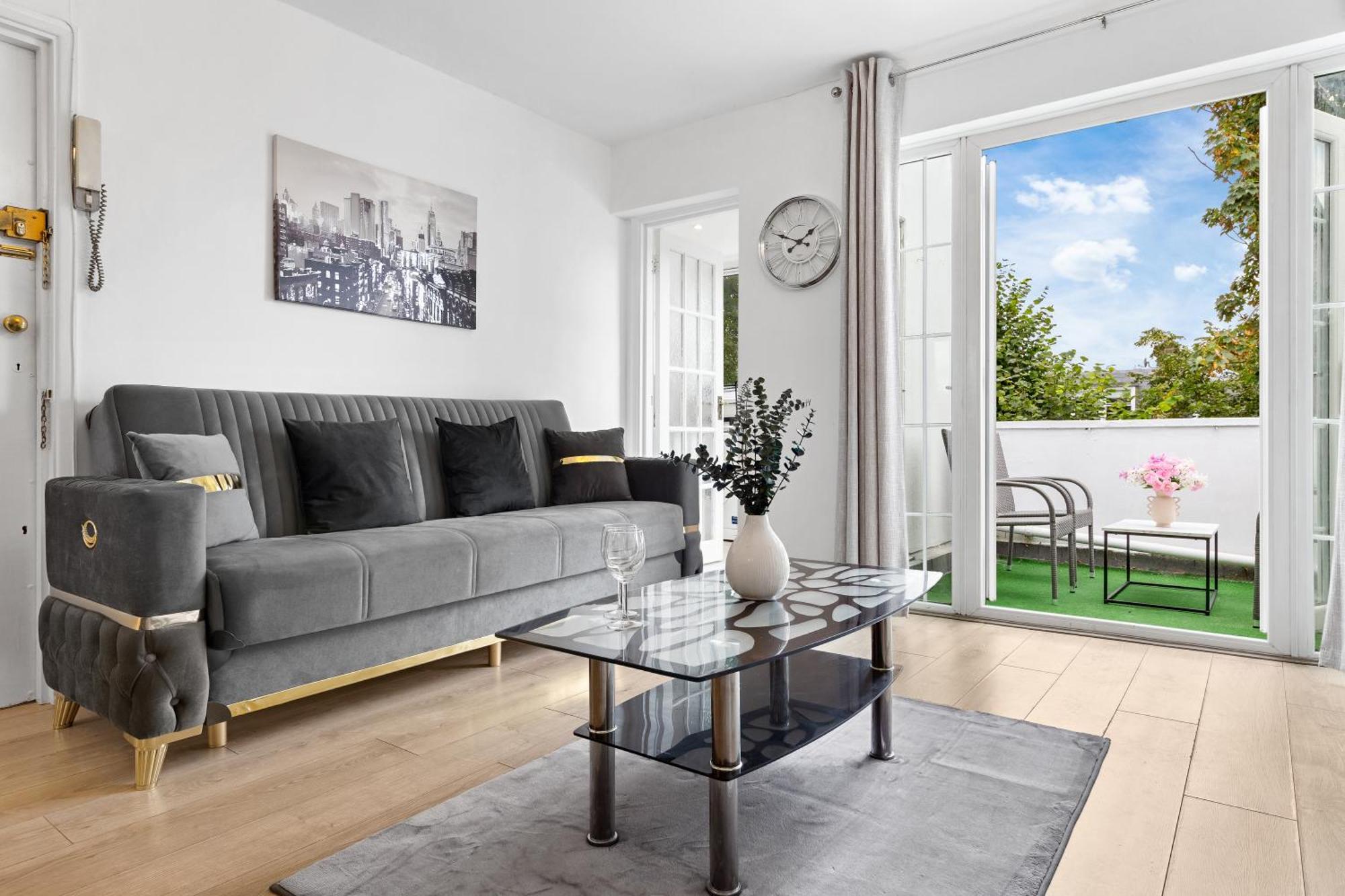 Apartment Newly Renovated Kensington 2 Bedroom With Balcony Near Harrods Sleeps 6, 2 Min Walk From Station