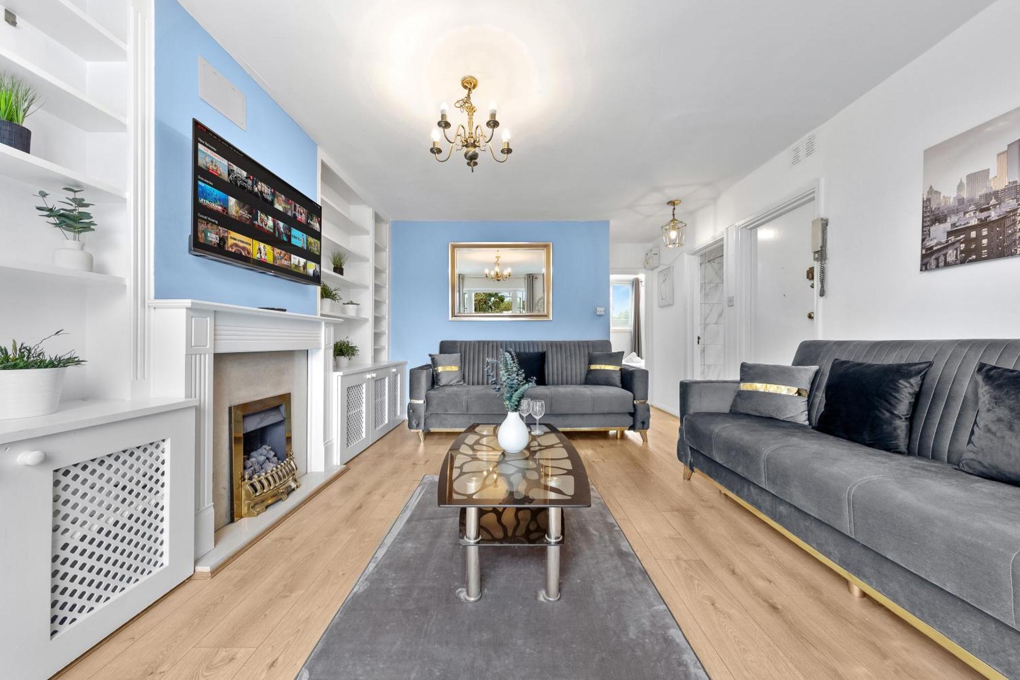 Newly Renovated Kensington 2 Bedroom With Balcony Near Harrods Sleeps 6, 2 Min Walk From Station Apartment London