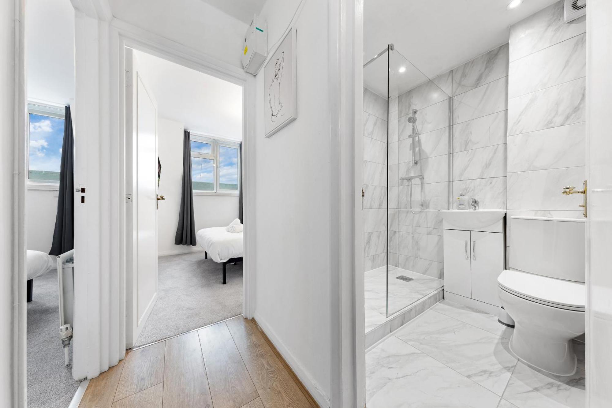Apartment Newly Renovated Kensington 2 Bedroom With Balcony Near Harrods Sleeps 6, 2 Min Walk From Station London