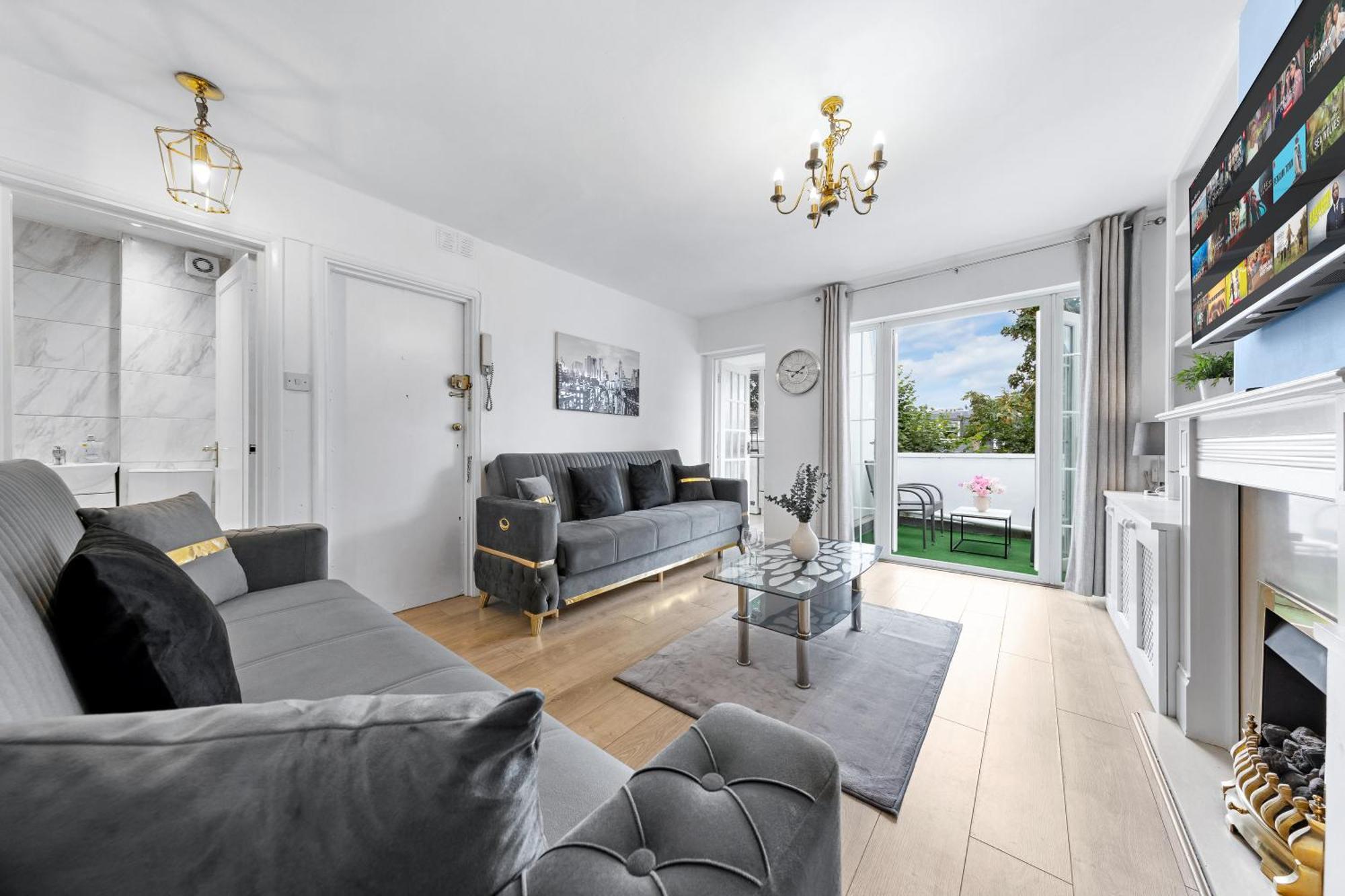 Newly Renovated Kensington 2 Bedroom With Balcony Near Harrods Sleeps 6, 2 Min Walk From Station