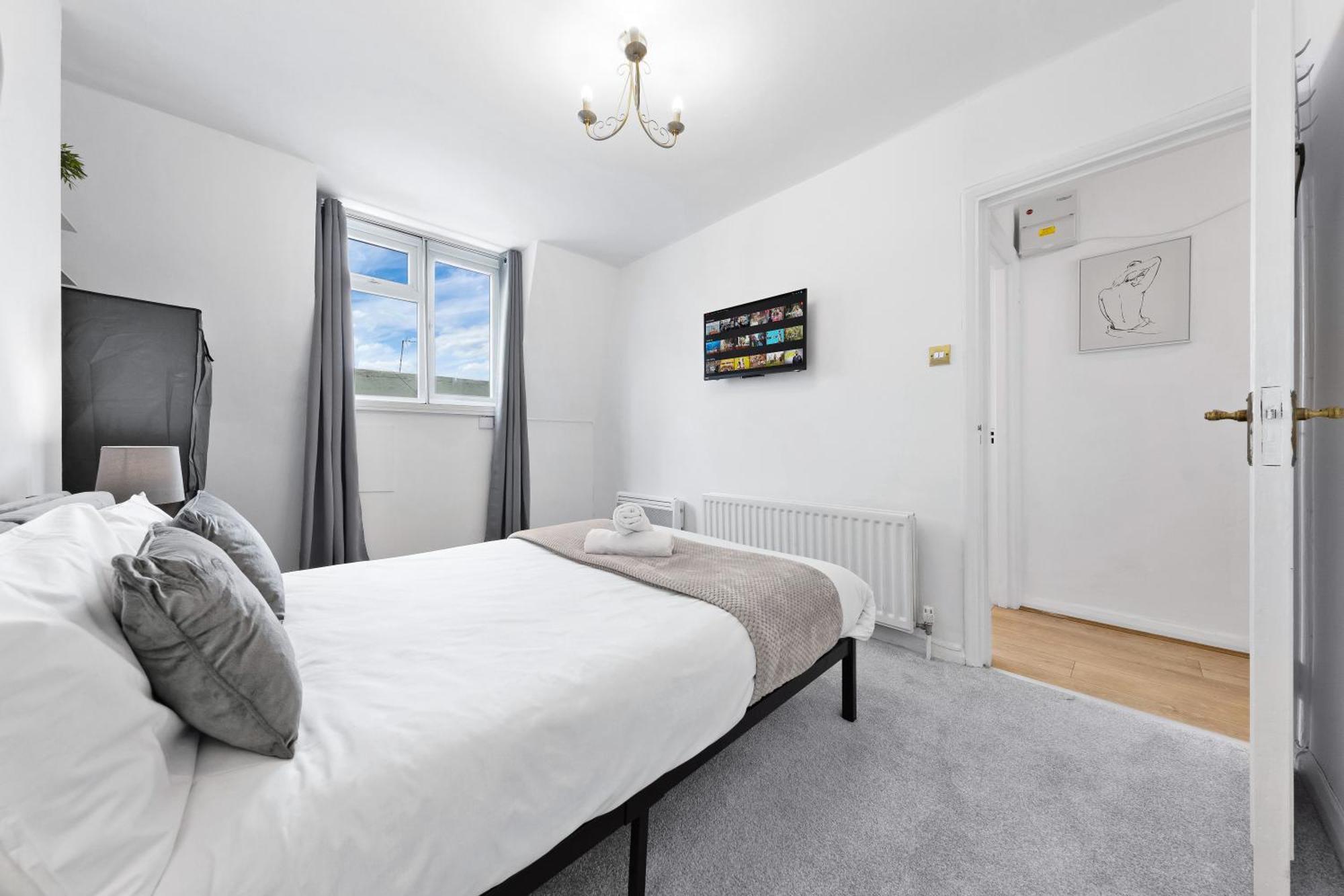 Newly Renovated Kensington 2 Bedroom With Balcony Near Harrods Sleeps 6, 2 Min Walk From Station Apartment *