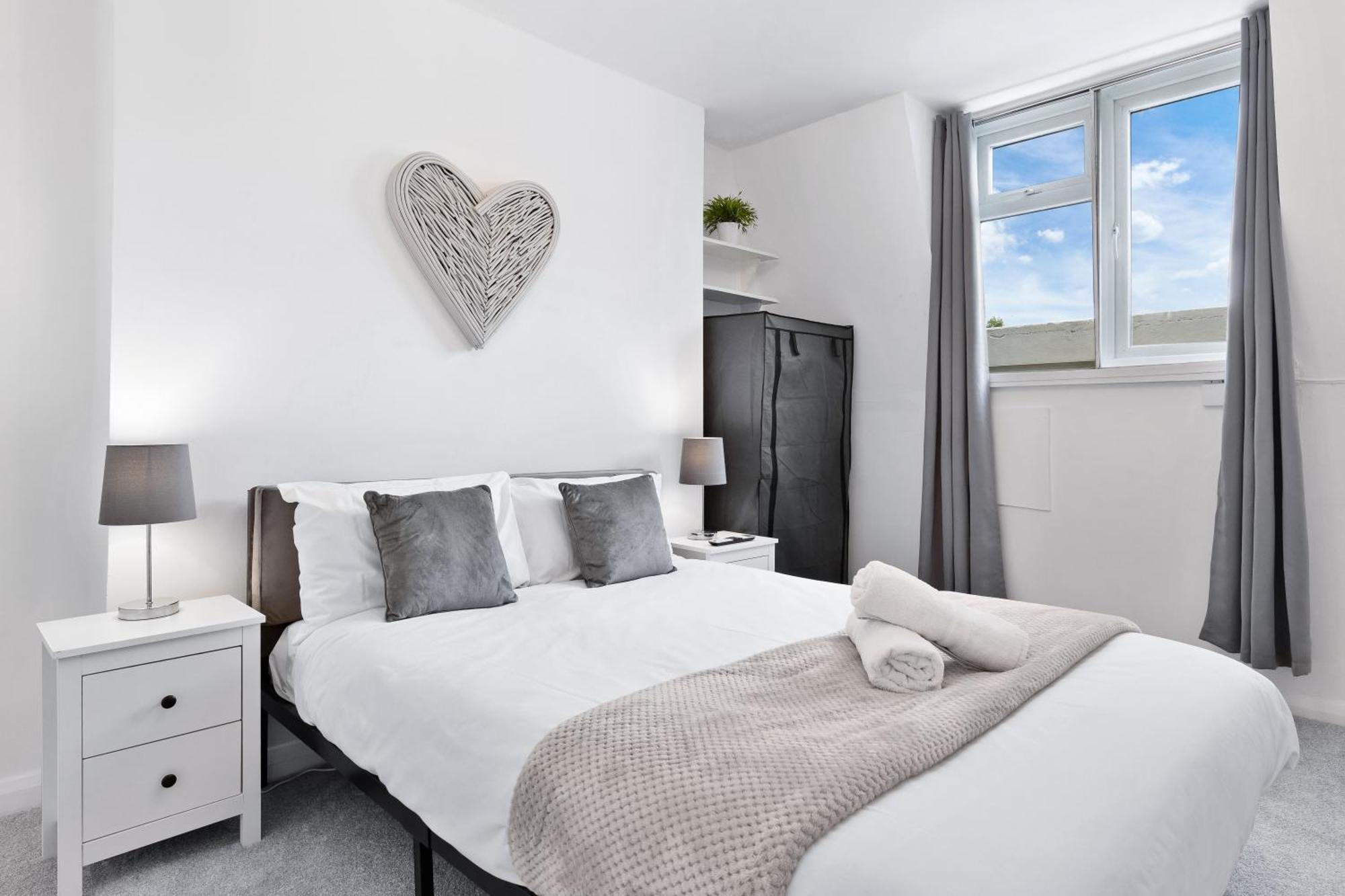 Newly Renovated Kensington 2 Bedroom With Balcony Near Harrods Sleeps 6, 2 Min Walk From Station London