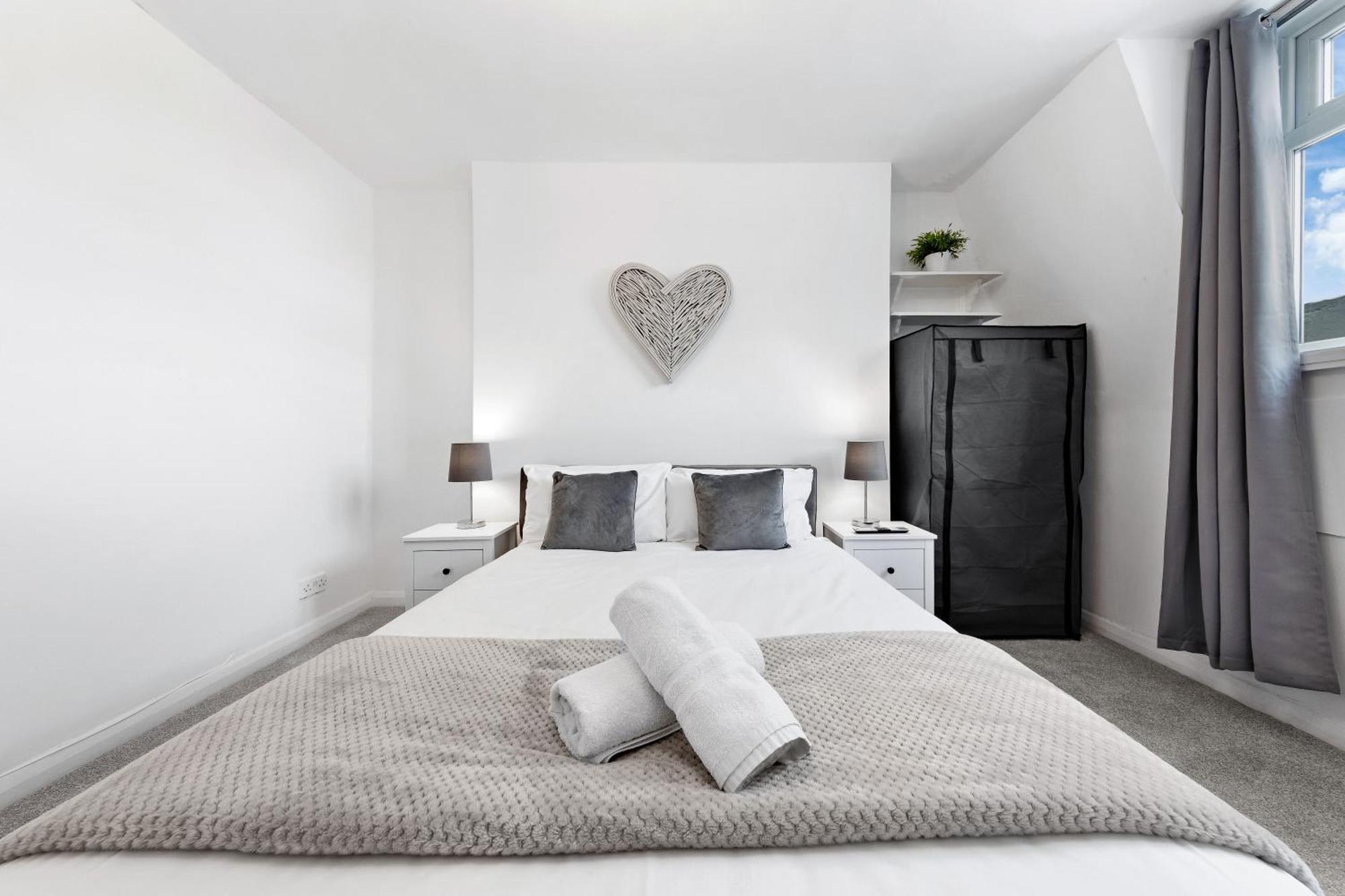 Newly Renovated Kensington 2 Bedroom With Balcony Near Harrods Sleeps 6, 2 Min Walk From Station