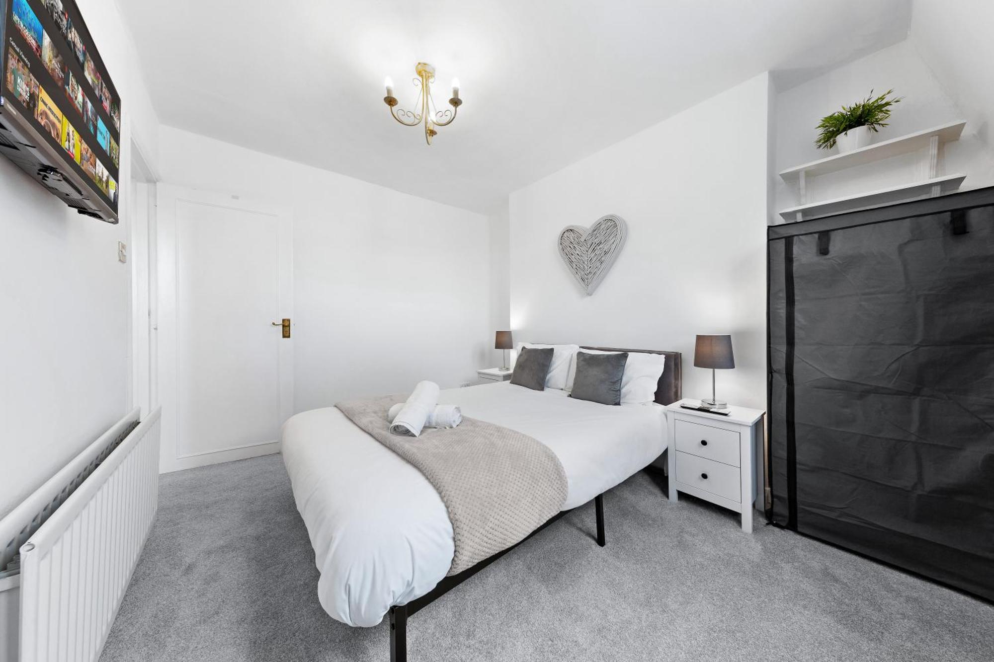 Newly Renovated Kensington 2 Bedroom With Balcony Near Harrods Sleeps 6, 2 Min Walk From Station Apartment *