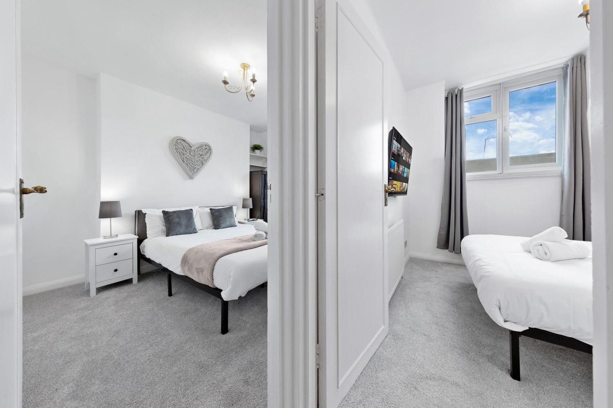 Apartment Newly Renovated Kensington 2 Bedroom With Balcony Near Harrods Sleeps 6, 2 Min Walk From Station London
