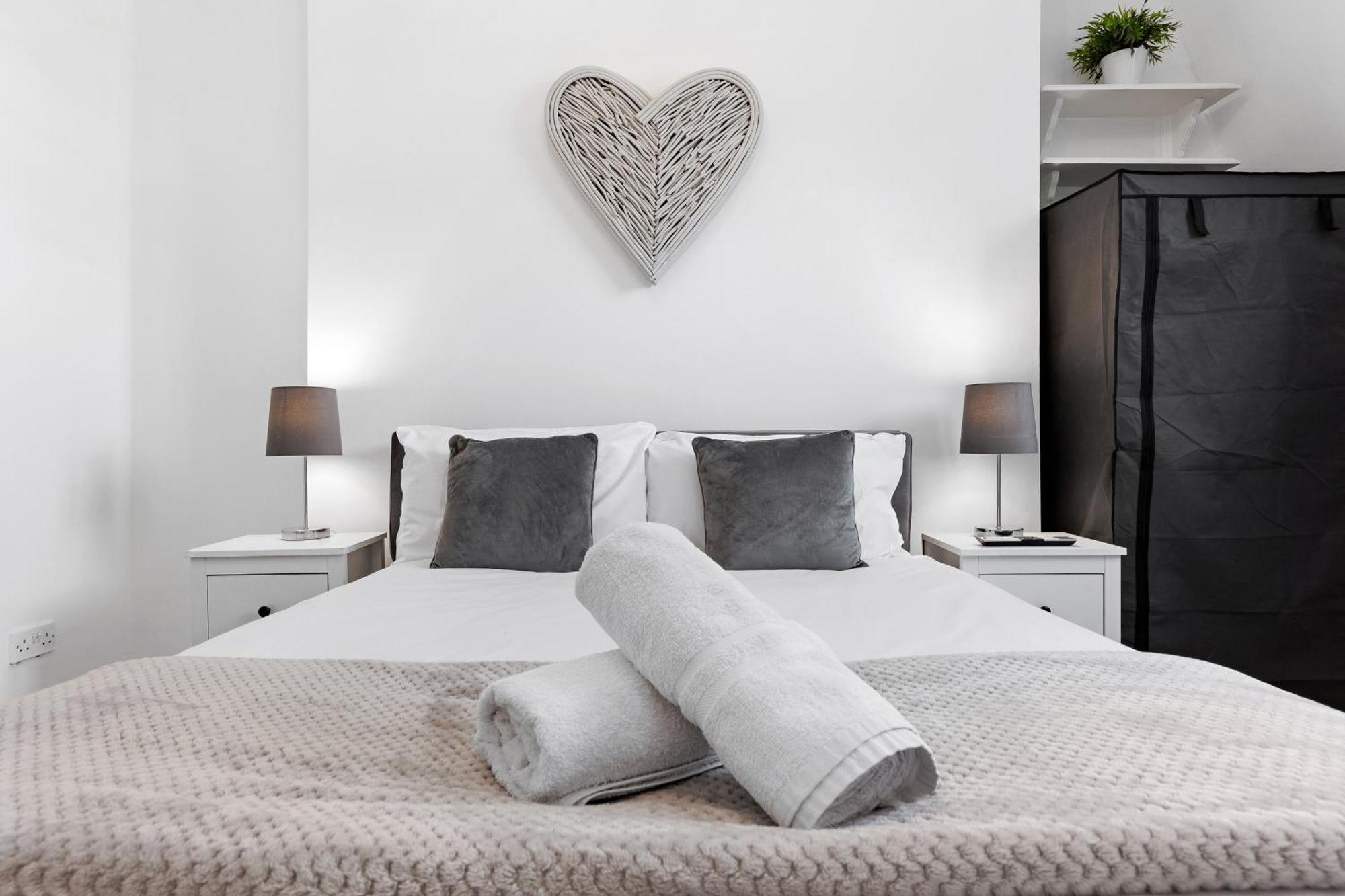 Newly Renovated Kensington 2 Bedroom With Balcony Near Harrods Sleeps 6, 2 Min Walk From Station London
