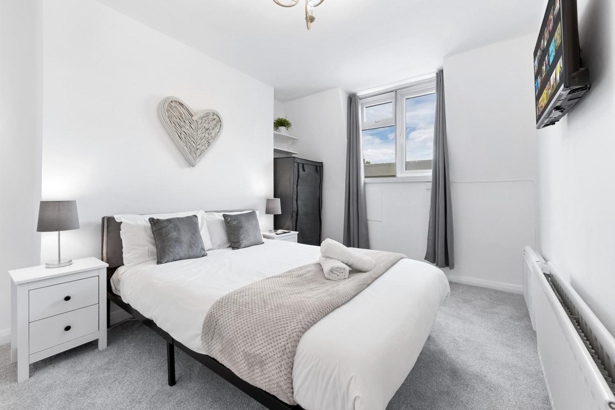 Newly Renovated Kensington 2 Bedroom With Balcony Near Harrods Sleeps 6, 2 Min Walk From Station
