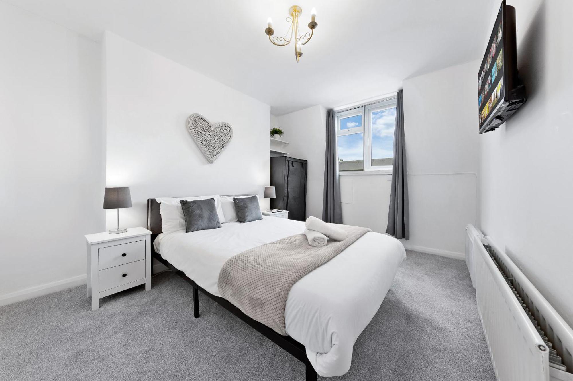 Apartment Newly Renovated Kensington 2 Bedroom With Balcony Near Harrods Sleeps 6, 2 Min Walk From Station