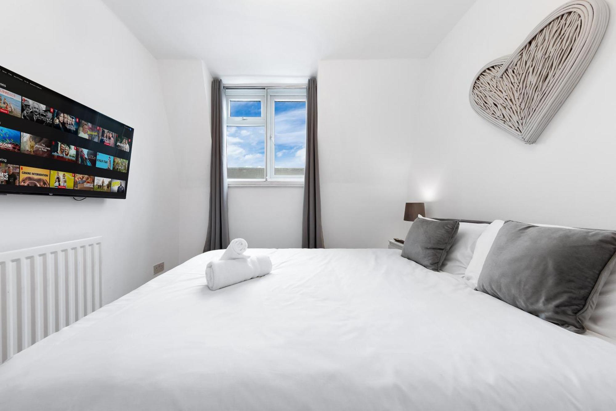 Apartment Newly Renovated Kensington 2 Bedroom With Balcony Near Harrods Sleeps 6, 2 Min Walk From Station