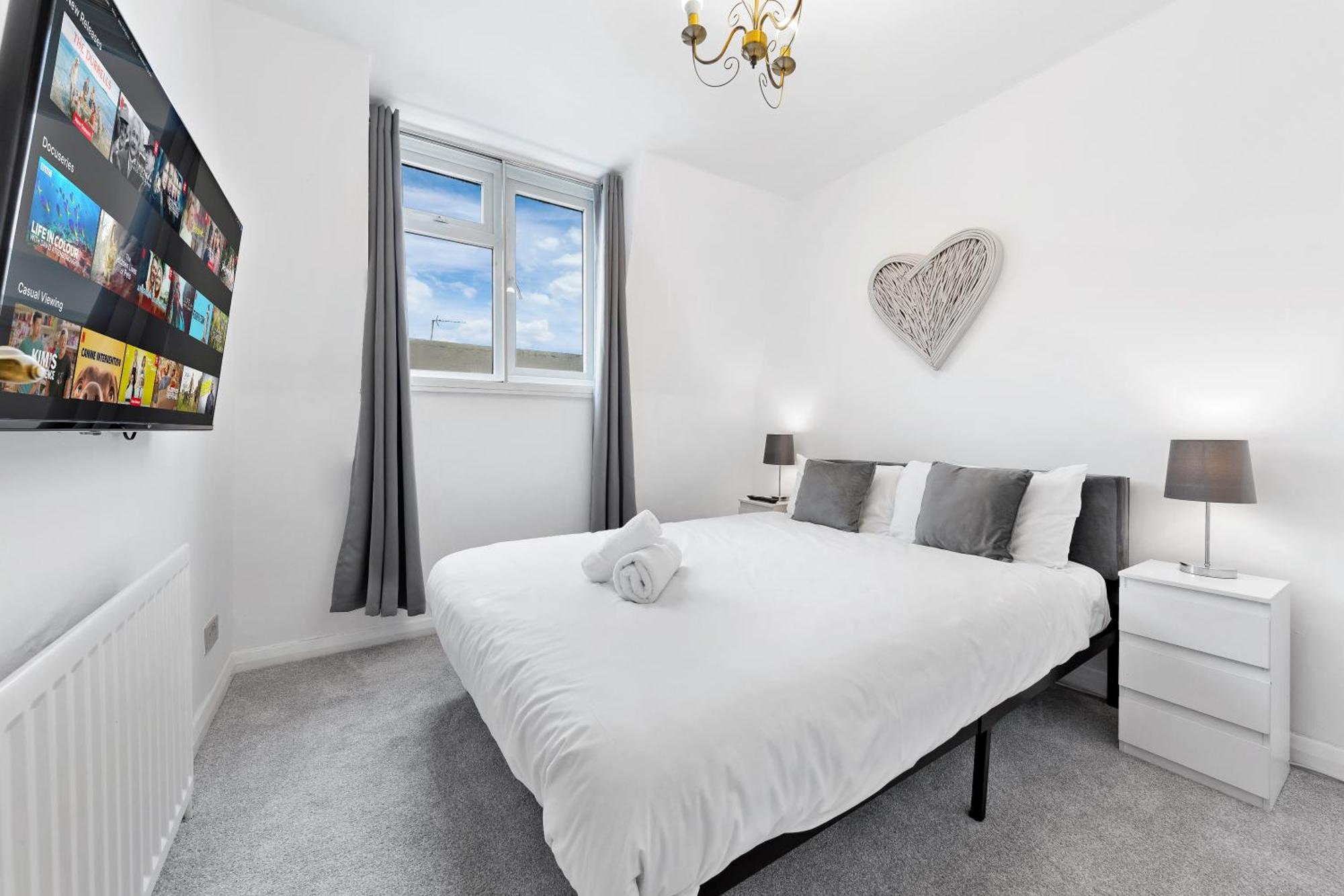 Newly Renovated Kensington 2 Bedroom With Balcony Near Harrods Sleeps 6, 2 Min Walk From Station Apartment London