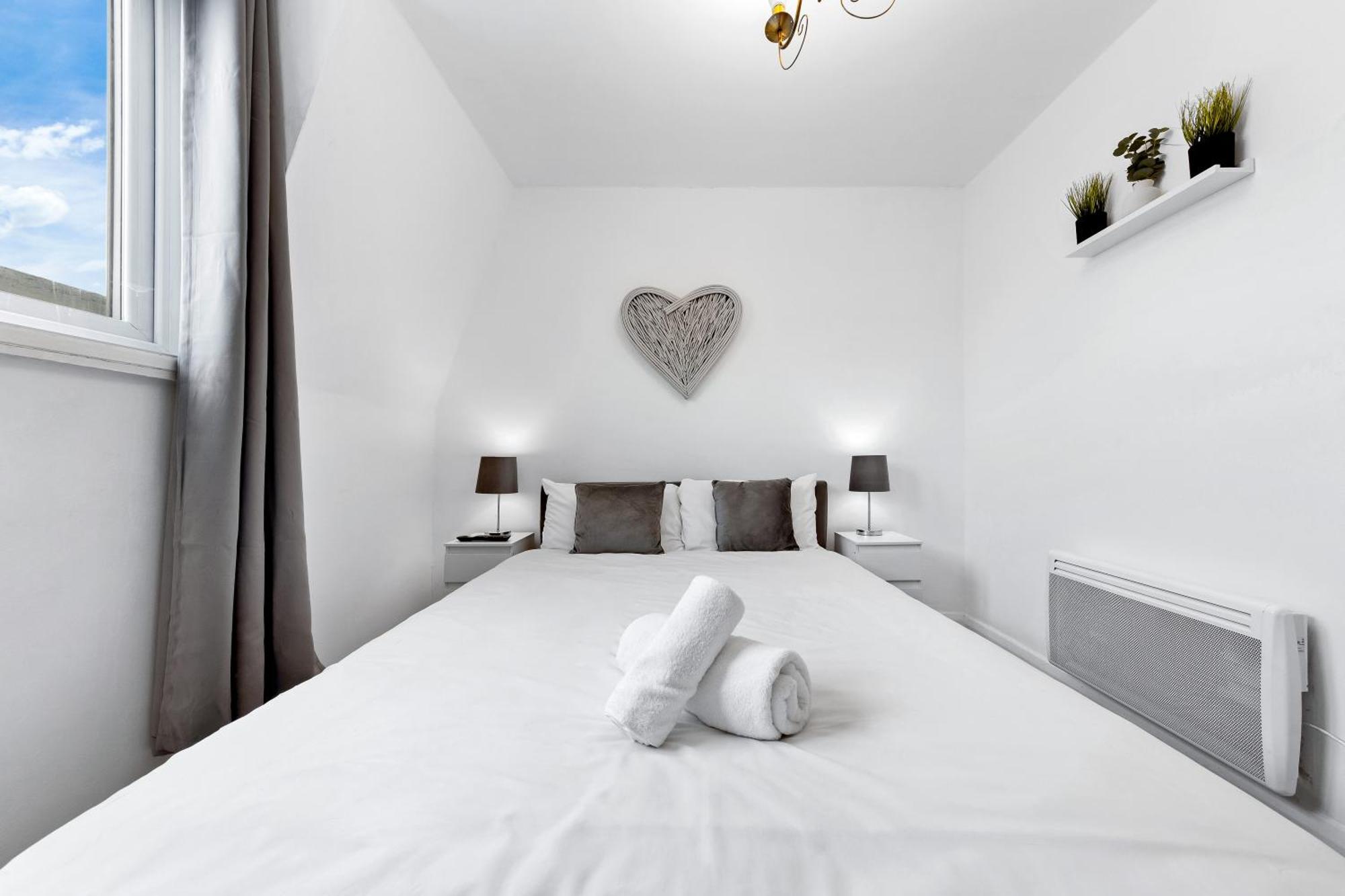 Newly Renovated Kensington 2 Bedroom With Balcony Near Harrods Sleeps 6, 2 Min Walk From Station